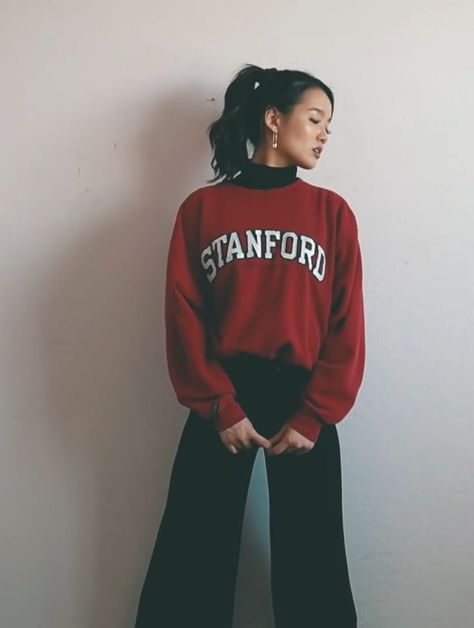 10 SWEATSHIRT OUTFIT IDEAS - Kaiti Yoo School Sweatshirt Outfit, College Hoodie Outfit, Kaiti Yoo, College Sweatshirt Outfit, Graphic Sweatshirt Outfit, Sweatshirt Outfit Ideas, Ideas For Back To School, Sweatshirts Aesthetic, Fall Sweatshirt Outfit