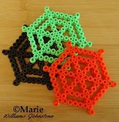 Clear Perler Bead Patterns, Halloween Webs, Hama Beads Halloween, Halloween Perler, Bead Spider, Beads Halloween, Hamma Beads Ideas, Melty Bead Patterns, Pearl Beads Pattern