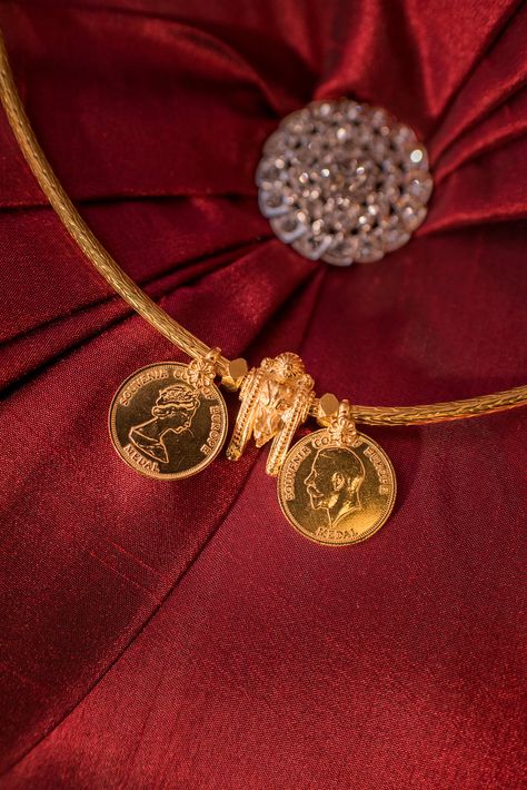 Shana and Jasi Wedding by DIVINEMETHOD PHOTOGRAPHY Thaali Chain Designs Gold Kerala Hindu, Thali Designs, Thali Design, South Indian Mangalsutra, Tamil Saree, Thali Chain, Hindu Jewelry, Bridal Hair Decorations, Wedding Card Design Indian