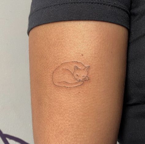 Emma Chamberlain Tattoo, Tattoo Designs Drawings, Cat Tattoo Ideas, Dainty Tattoo, Cat Tattoo Simple, Cute Cat Tattoo, Tattoos With Kids Names, Tattoo Now, Cute Tiny Tattoos