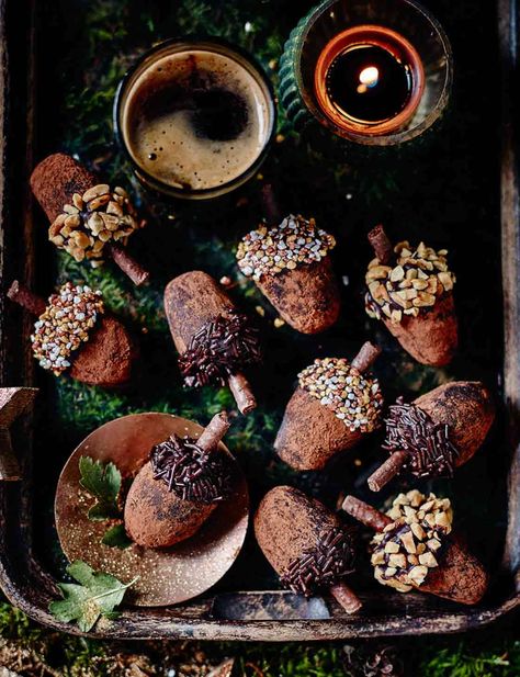 This nutty acorn truffle recipe makes a fantastic edible gift. Acorn Truffles, Illusion Cakes, Truffle Recipes, Drink Gifts, Nik Naks, Rustic Food, Enchanted Woodland, Autumn Food, Truffles Recipe