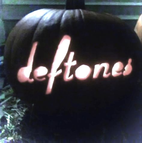 Deftones Pumpkin Carving, Album Cover Pumpkin Carving, Pumpkin Carving Ideas Grunge, Deftones Pumpkin, Y2k Pumpkin Carving, Emo Pumpkin Carving, Twilight Pumpkin, Jackolantern Ideas, Halloween Profile Pics