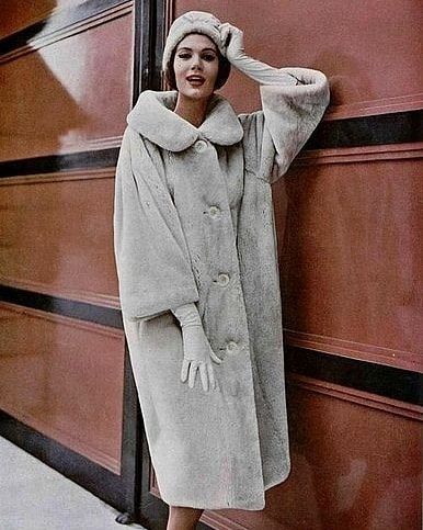 Furcoats Fashion, Mode Prints, 1950 Fashion, Look Retro, Fashion 1950s, Vintage Christian Dior, Couture Mode, Fashion Marketing, Vintage Couture