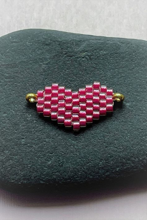 brick stitch heart charm beadwork tutorial Brick Stitch Heart, Brick Stitch Tutorial, Free Jewellery Making Tutorials, Miyuki Beads Pattern, Beadwork Tutorial, Diy Jewelry Gifts, Beaded Heart, Brick Stitch Earrings, Brick Stitch Pattern