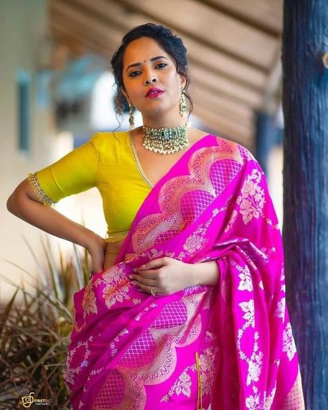 Blouse Designs Wedding, Saree Sabyasachi, Saree South Indian, South Indian Wedding Saree, Anasuya Bharadwaj, Fashionable Saree, Sabyasachi Sarees, Kuchu Designs, Saree Hairstyles