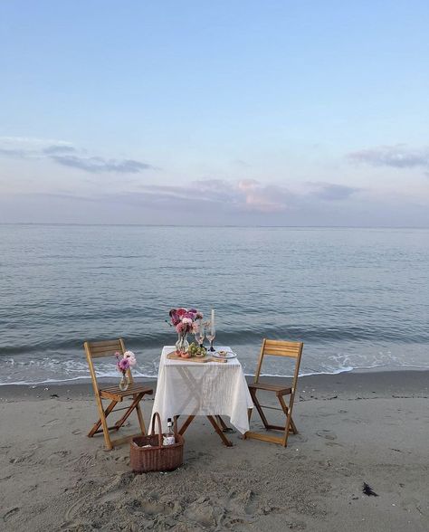 Night Picnic, Party Seating, Romantic Date Night Ideas, Dream Beach Wedding, Beach Proposal, Beach Dinner, Picnic Decorations, Cute Date Ideas, Picnic Wedding