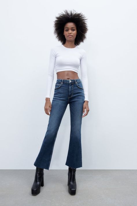 Denim Flare Jeans Outfit, Style Flare Jeans, Cropped Jeans Outfit, Rich Girl Fashion, Denim Styling, Flare Jeans Outfit, Womens Flare Jeans, Moda Denim, Flair Jeans