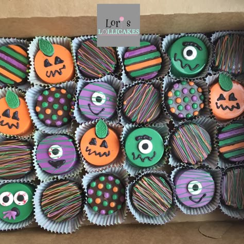 Halloween Chocolate Oreos, Halloween Themed Chocolate Covered Oreos, Halloween Covered Oreos, Alfajores Halloween, Chocolate Dipped Oreos Halloween, Chocolate Covered Oreos Halloween, Halloween Oreo Cookies, Halloween Cake Pucks, Halloween Dipped Oreos