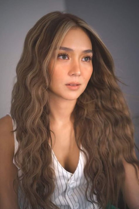 Kathryn Bernardo Curly Hair, Kathryn Bernardo Hair Color, Kathryn Bernardo Aesthetic Icon, Kathryn Bernardo Hair, Zendaya Hair Color, Filipina Hair, Kathryn Bernardo Hairstyle, Grad Makeup, Fav Hairstyles