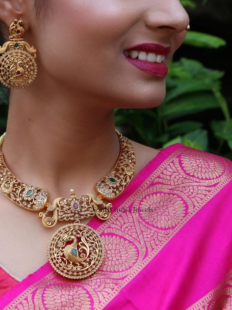 Blouses Pattern, Temple Jewelry Necklace, Antique Necklaces Design, Diamond Pendants Designs, Bridal Jewelry Vintage, Pearl Jewelry Design, Beautiful Gold Necklaces, Gold Necklace Indian Bridal Jewelry, Beaded Necklace Designs