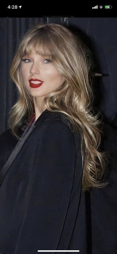 Taylor Swift Long Hair With Bangs, Taylor Swift Dirty Blonde Hair, Taylor Swift Hair Color 2024, Taylor Swift Dark Blonde, Blake Lively Bangs, Taylor Swift Blonde Hair Colour, Taylor Swift Curtain Bangs, Taylor Swift Hair Inspiration, Taylor Swift Hair 2024