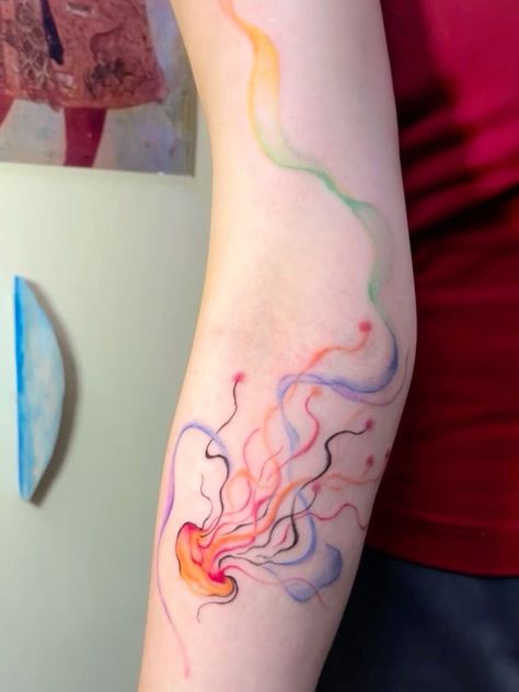 99 Single-Line Tattoos That Are Fine-Line Perfection #tattoo #art #jellyfish #tattooed Perfection Tattoo, Tattoo Jellyfish, Colorful Tattoo, Funky Tattoos, Single Line Tattoo, Jellyfish Tattoo, Cute Little Tattoos, Cute Tiny Tattoos, Makeup Tattoos