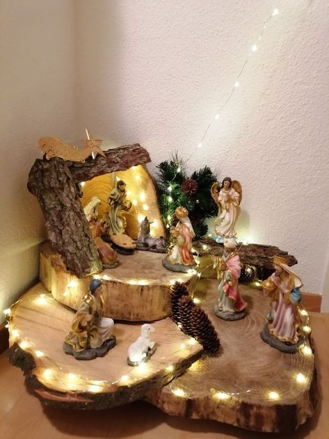 Christmas Crib Decor Ideas, Diy Nativity Scene Indoor, Christmas Creche Ideas, Crib Diy Ideas, Navity Scene Display, Pigne Ideas, Crib Ideas Christmas, Crib For Christmas, Crib Ideas Christmas Diy