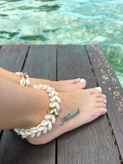 A must have accessory for the beach loverThese Bermuda Cowrie Shell anklets are made from sustainable cowrie shellsthreaded onto cotton stringThey feature gold cowrie shells and gold beadsOne Size. Cowrie Anklet, Boho Accessories Jewellery, Cowrie Shell Anklet, Bee Aesthetic, Denim Hacks, Afro Jewelry, Cowrie Shell Bracelet, Handmade Rakhi Designs, Anklets Diy