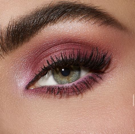 Magenta Eyeshadow Look, Raspberry Eyeshadow Looks, Fuchsia Dress Makeup, Magenta Eyeliner, Makeup For Magenta Dress, Fuschia Makeup Looks, Magenta Dress Makeup, Dark Pink Eye Makeup, Makeup For Fuchsia Dress