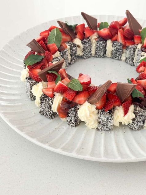 Lamington Christmas Dessert Wreath Dessert Wreath, Christmas Wreath Dessert, Xmas Desserts, Dessert Oreo, Christmas Entertaining, Idea For Christmas, Christmas Lunch, Christmas Brunch, Christmas Dessert