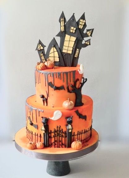 Modern Christmas Cake, Dexter Halloween, Christmas Cake Design, Halloween Cake Design, Cute Halloween Cakes, Scary Halloween Cakes, Halloween Cake Recipes, Nightmare Before Christmas Cake, Halloween Torte