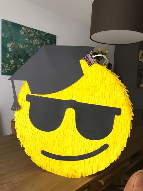 Piñata de Graduacion / emoji Grad Pinata, Graduation Pinata Ideas, Graduation Piñata, Graduation Pinata, Graduation Emoji, Homemade Pinata, Diy Graduation Gifts, Pre K Graduation, Graduation Party Diy