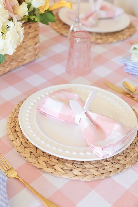 Hosting Easter Dinner, Easy Easter Dinner Ideas, Easter Table Setting Ideas, Easter Meals, Hosting Easter, Random Holidays, Easy Easter Dinner, Easter House, Easter Dinner Menus