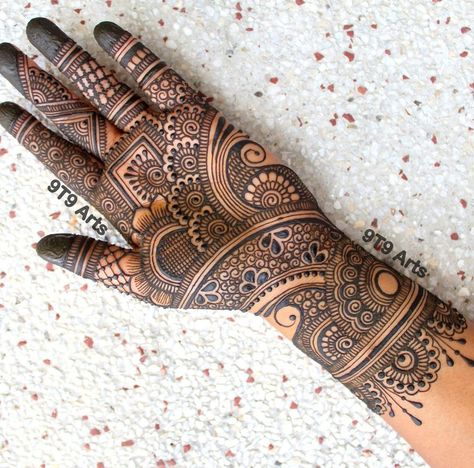 Best Mehndi Design Back Hand, Full Hand Palm Mehndi Designs, Old Mehndi Designs, Mehendi Designs For Right Hand, Trending Mehandi Designs 2024, Mehandi Designs For Legs Simple, Mehndi Designs For Right Hand, Mhendi Design Unique Latest Front Hand, Back Mehandi Designs For Hands