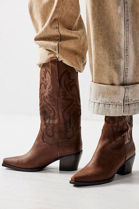 Upcoming Fashion Trends, Cowboy Shoes, Lucchese Boots, Ralph Lauren Fall, Western Shoes, Western Chic, Cowboy Boots Women, Fall Shoes, Girl Falling