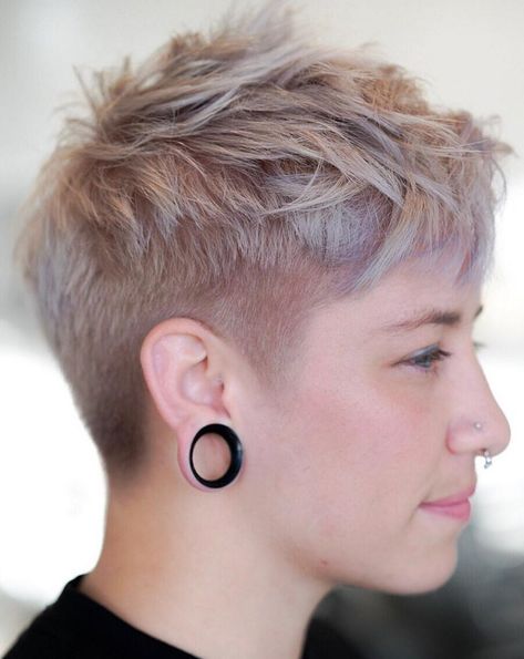 Pixie Cut Shaved Sides, Shaved Pixie Cut, Shaved Pixie, Short Textured Hair, Pixie Haircut Ideas, Layered Pixie, Short Shaved Hairstyles, Androgynous Hair, Hair Curling Tips