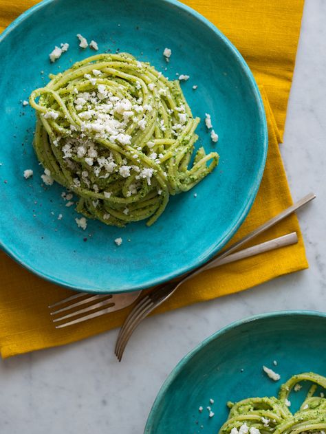 A really light and refreshing pasta recipe for Tallarines Verde or Green Spaghetti. Peruvian. Very easy dinner Green Spaghetti Peruvian, Tallarines Verdes Recipe Peru, Peruvian Spaghetti, Peruvian Green Spaghetti, Green Spaghetti Recipe, Bday Food, Spaghetti With Spinach, Peruvian Dishes, Spoon Fork Bacon