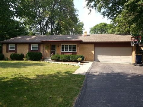 1970s Ranch House Exterior, Black And White Ranch House Exterior, Black And White Ranch House, 1970s Ranch House Remodel, White Ranch House Exterior, Small Ranch House Exterior, Yellow Brick House Exterior, 70s Ranch Exterior Remodel, Ranch House Curb Appeal