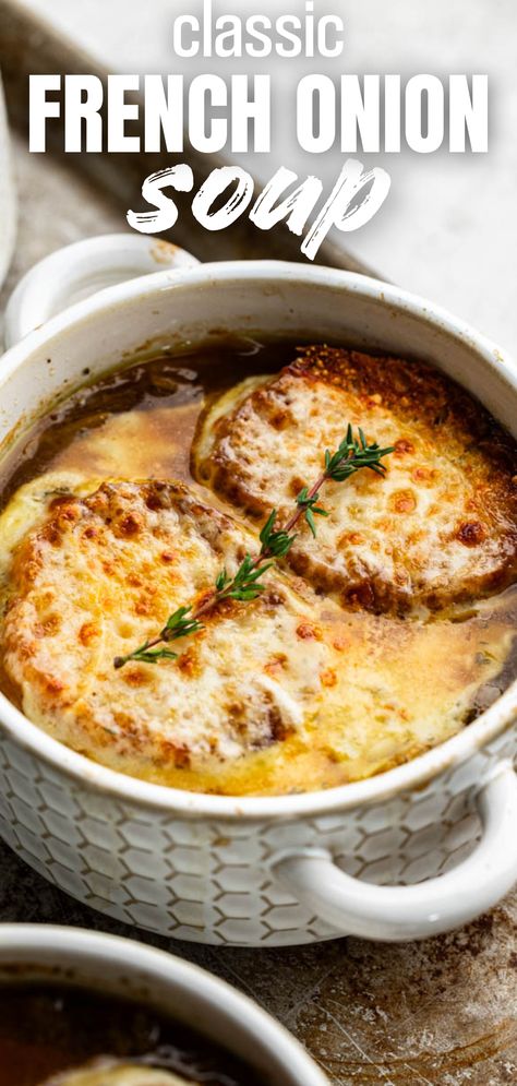 A close up view of a bowl of french onion soup. French Onion Soup Cheese, Homemade French Onion Soup, Classic French Onion Soup, French Onion Soup Recipe, Onion Soup Recipes, Quick And Easy Soup, Loaded Baked Potato Soup, French Onion Soup, Easy Soups