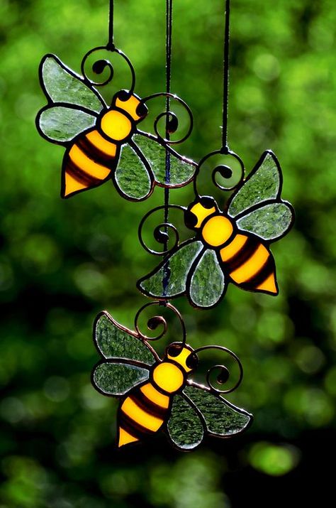 Windows Decor, L'art Du Vitrail, Honey Bee Decor, Glass Painting Designs, Verre Design, Stained Glass Decor, Stained Glass Ornaments, زجاج ملون, Stained Glass Suncatchers