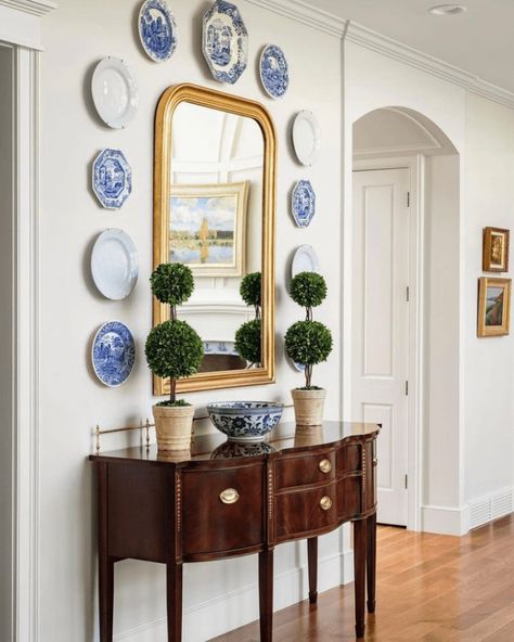 12 Photos That Prove English Antiques Never Go Out of Style - Garden & Grace Blue And White Plates On Wall, Blue Plates Wall, Blue And White Plates, Mahogany Sideboard, Blue White Decor, Plate Wall Decor, Traditional Interior Design, Classic Living Room, Brown Furniture