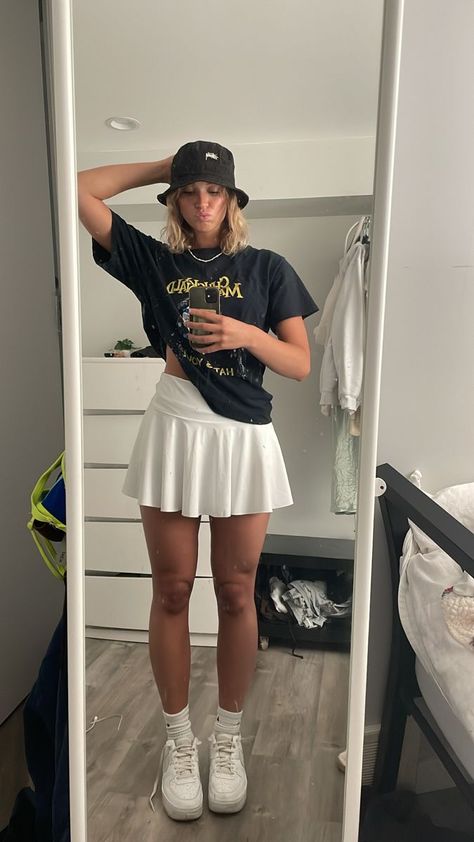 Fit idea Tennis Skirt Outfit Summer, Athletic Skirt Outfit, Tennis Skirt Outfit Street Style, Black Tennis Skirt Outfit, White Tennis Skirt Outfit, Sport Skirt Outfit, Tennis Skirt Outfits, Skirt Outfit Summer, Short Skirts Outfits