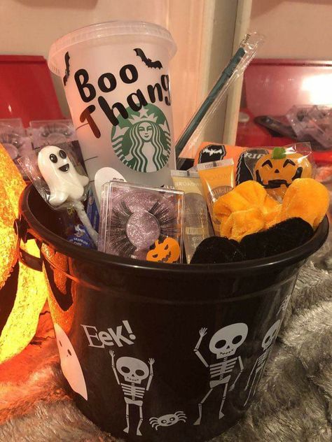 Spooky Baskets For Boyfriend, You've Been Booed Ideas, Baskets For Boyfriend, Gift Baskets For Friends, Baskets For Friends, Halloween Treat Baskets, Baskets For Kids, Diy Halloween Gifts, Spooky Basket