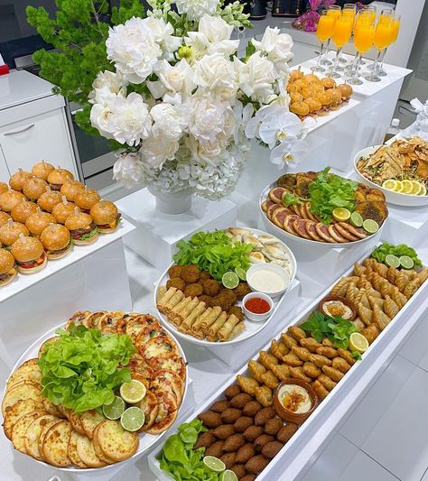 Beautiful Catering Platters should need our Festa Essential Chafing Dishes Buffet Sets! Will give your praty become more easier and enjoyable. #CateringPlatters #CateringFoodDisplays #BreakfastPresentation #BreakfastPlatter #BreakfastSandwich #Bday #PartyFoodAppetizers #ChafingDishes #foodwarmer Appetizer Displays Presentation, Picnic Buffet Table Ideas, Appetizer Platter Ideas, Birthday Buffet Ideas Food, Lunch Catering Ideas, Party Food Setup Display, Birthday Catering Ideas, Platter Ideas Party, Brunch Buffet Ideas