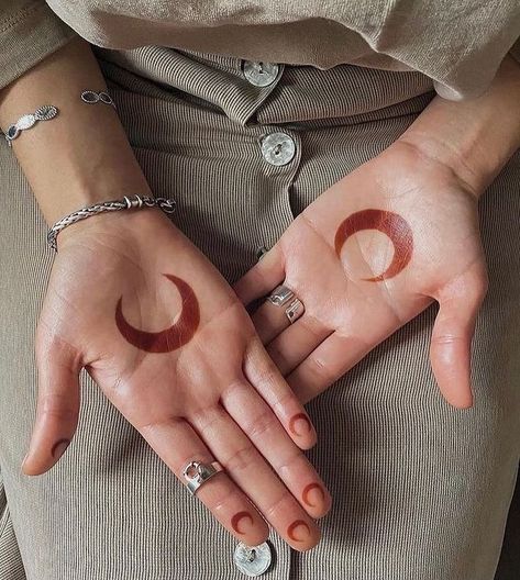 Henna Moon Design, Palm Mehndi Design, Cute Henna, Tato Henna, Henna Ideas, Henna Tattoo Designs Hand, Henna Art Designs, Simple Henna Tattoo, Very Simple Mehndi Designs