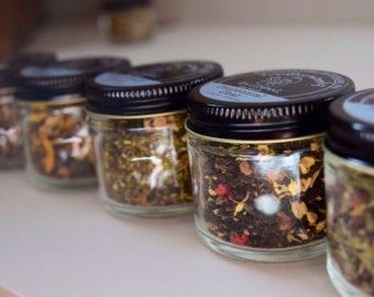 Mason Jar Cookies Mix, Loose Leaf Tea Blends, Homemade Hot Chocolate Mix, Mason Jar Cookies, Jar Tea, Medicinal Tea, Tea Packaging Design, Black Tea Blends, Tea Strainers