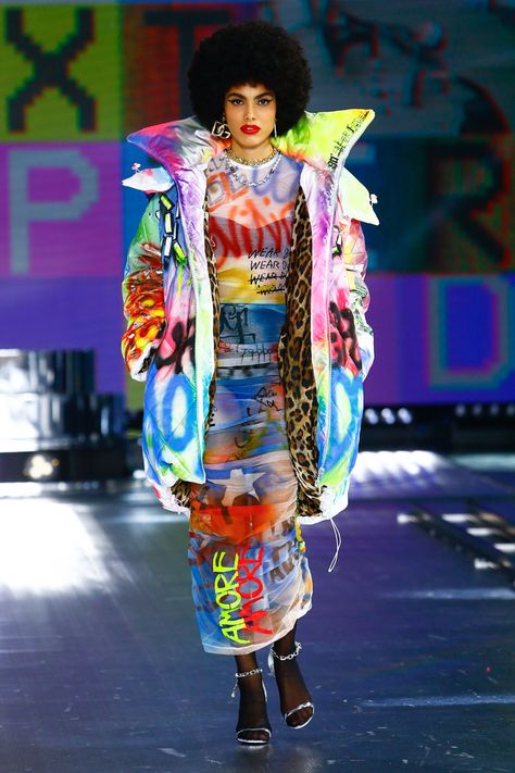 Dolce & Gabbana Fall 2021 Ready-to-Wear Collection - Vogue Colorful High Fashion, Colour Decor, Graffiti Clothing, Creation Couture, Dolce E Gabbana, Sirens, Milan Fashion Week, Colorful Fashion, Couture Fashion