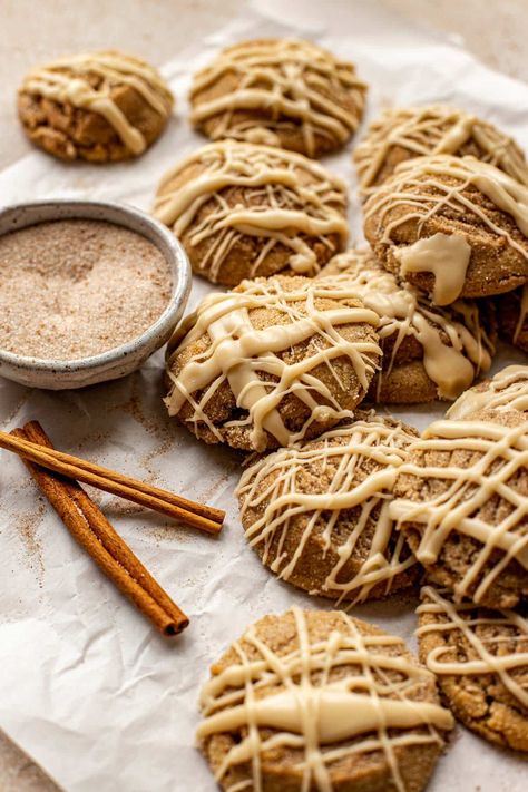 Maple Cookies with Maple Glaze Maple Desserts, Home Made Cookies, Fall Cookie Recipes, Maple Cookies, Maple Recipes, Maple Syrup Recipes, Recipes For Baking, Christmas Cookie Ideas, Cinnamon Roll Cookies