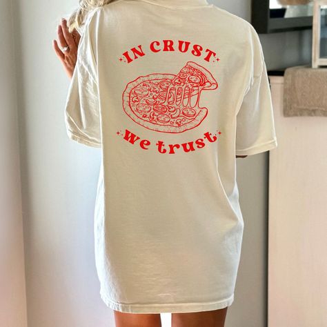 "HAND ILLUSTRATED  IN CRUST WE TRUST PIZZA SHIRT SIZE ▸ Take a look at the photos to see a specific sizing chart for this t-shirt style ▸ Please note that these shirts are unisex size meaning they are not women's fitted shirts. If you're going for a more fitted look, we suggest to size down ▸ Lay your favorite shirt at home flat and measure armpit to armpit to compare to the size chart in the photos **Washing Care Instructors** * DO INSIDE OUT BEFORE WASH * DO WARM OR COLD MACHINE WASH * DO NOT BLEACH * DO NOT DRY CLEAN * DO NOT IRON DIRECTLY ONTO THE DESIGN. RETURNS OR EXCHANGES ▸ All of our shirts are custom printed just for you so we do not accept returns or exchanges due to size ▸ If there are any issues with the shirt, please message us and we will replace it ASAP OTHER IMPORTANT INFO Tshirt Trends 2024, In Crust We Trust, T-shirt Designs, Food Graphic Tee, Cool Tshirt Designs, Pizza T Shirt Design, Pizza Illustration, Pizza Shirt Design, Pizza Graphic