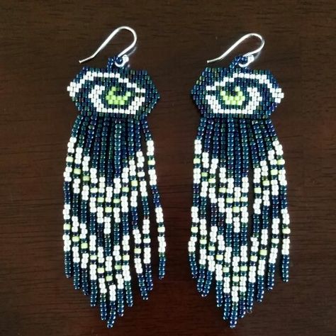 Seahawks!!! Native American style seed bead fringe earring :: Pattern by Chris Duenas, beaded by Sydney Duenas. Seahawks Beaded Earrings, Anting Manik, Beadwork Necklace, Native Beadwork, Beading Patterns Free, Brick Stitch Earrings, Beadwork Patterns, Bead Stitching, Beaded Earrings Patterns