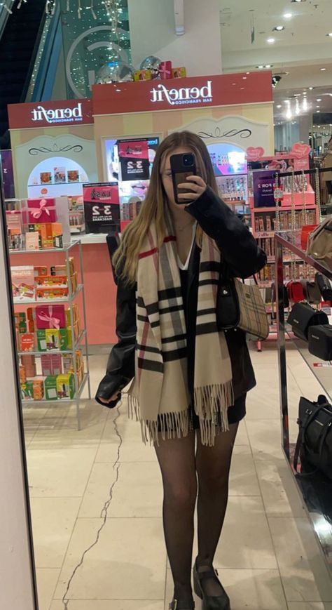 Burberry Tights, Ootd Scarf, Burberry Scarf Outfit, Blair Waldorf Aesthetic, Scarf Outfits, I'm Jealous, Winter Fall Outfits, Cute Scarfs, Scarf Outfit