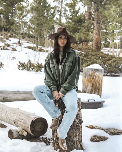 Western Mountain Aesthetic Outfits, Woodsy Outfits Women, Wyoming Outfit Winter, Ranch Hand Outfit, Appalachian Outfits, Montana Outfits Winter, Homestead Aesthetic Outfit, Out West Outfits, Crunchy Cowgirl Aesthetic