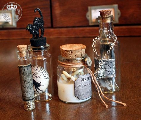 Jar Filler Ideas, Harry Potter Potion Bottles, Halloween Apothecary Jars, Halloween Bottle Labels, Jar Fillers, Tags Ideas, Halloween Potion Bottles, Halloween Apothecary, Halloween Bottles