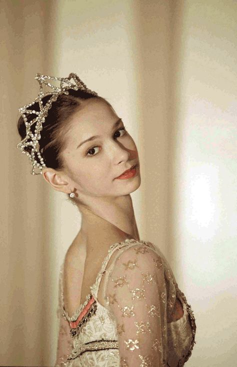 Polina Semionova - she is so pretty. I have considered writing a character that is a ballerina. Ballet Crowns, Polina Semionova, Ballet Tiaras, Ballet Headpieces, Ballet Russe, Russian Ballet, Ballet School, Dance Movement, Classical Ballet