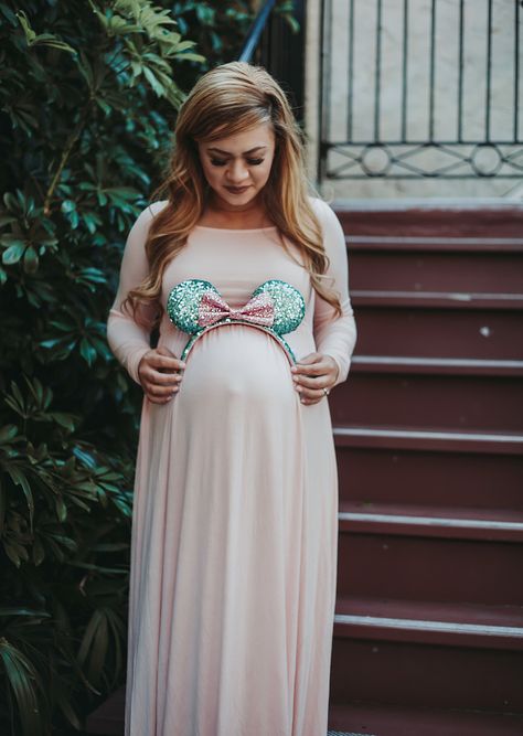 Disney Gender Reveal Pictures, Disney Maternity Photos, Disney Maternity Photoshoot, Disney Pregnant Outfit, Disneyland Maternity Photoshoot, Disney World Maternity Photoshoot, Pregnant At Disney World Outfit, Disney Gender Reveal, Gender Reveal Pictures