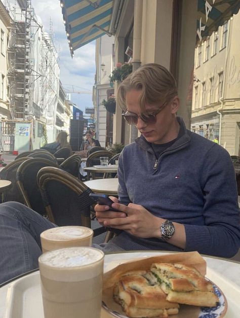 #stockholmtyle #oldmoney #boystyle Tommy Hilfiger Aesthetic, Men Outfit Inspiration, Breakfast Outfit, Cafe Outfit, Lover Girl, Boys Outfits, Stockholm Style, Tommy Hilfiger Outfit, Stockholm Fashion