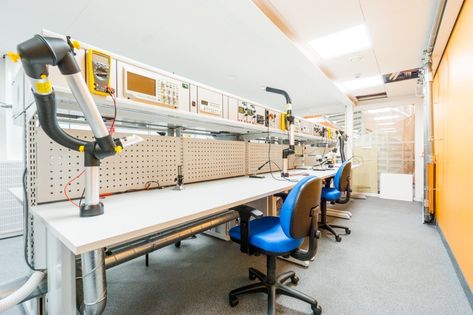 Fab Lab Design, Makerspace Design, Maker Labs, Workbench Designs, Factory Interior, Fab Lab, Stem Lab, Maker Space, Innovation Lab