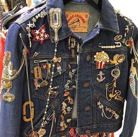 Jean Jacket Pins, Embellished Jean Jacket, Jean Jacket Diy, Jean Jacket Patches, Diy Denim Jacket, Embellished Denim Jacket, Denim Jacket Patches, Denim Art, Jacket Pins