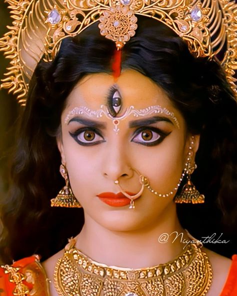 Mata Durga, Goddess Makeup, Indian Goddess Kali, Bridal Art, Bengali Bridal Makeup, Dark Purple Wallpaper, Pooja Sharma, Beginner Henna Designs, Durga Images