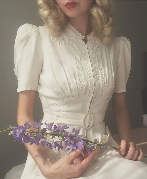 Ida Catherine @idacath on Instagram 1940s Inspired Wedding Dress, 40s Dresses Vintage, Vintage Clothes 1940s, 40s Mode, 1940 Dress, Dress Pleated, Retro Mode, Dress Cream, Pleated Blouse